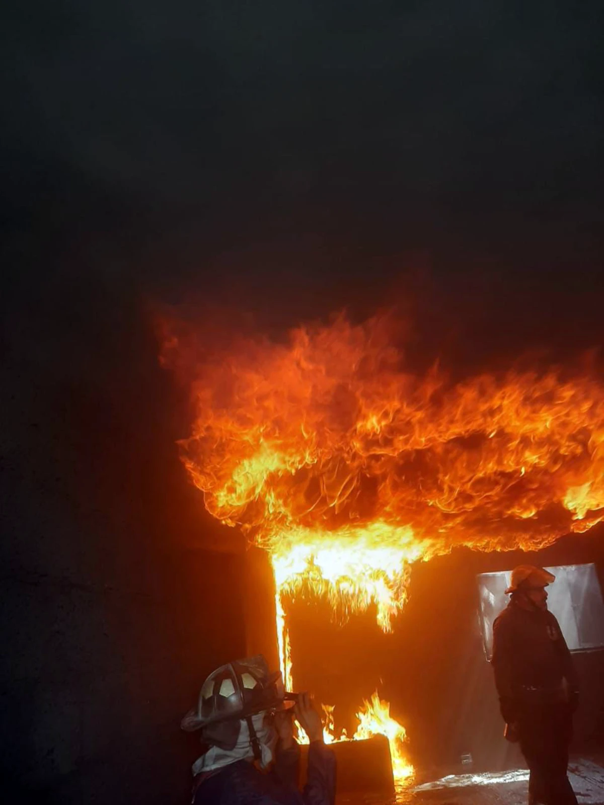 Demostración de flashover en simulador de fuego real
