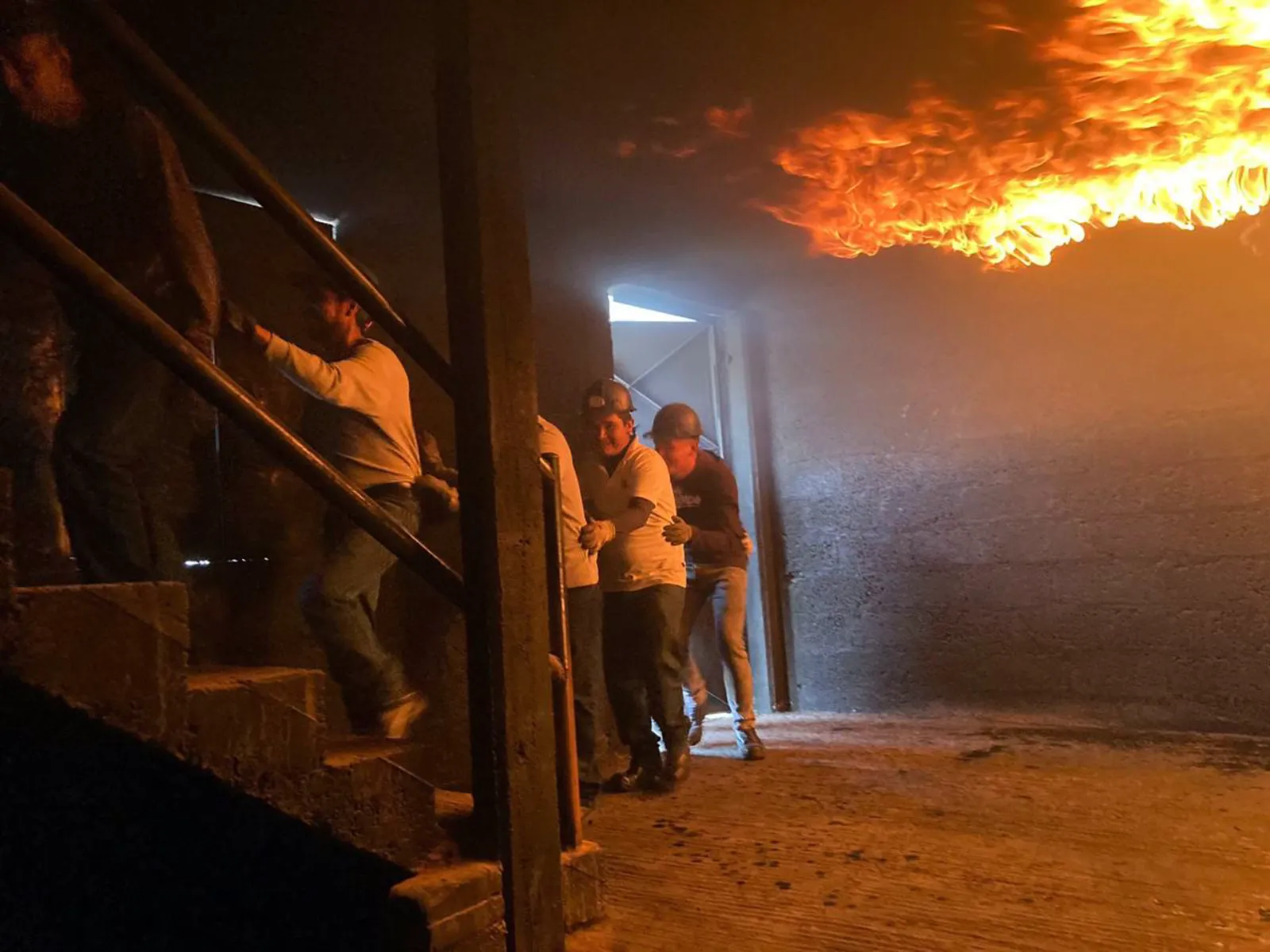 Práctica con fuego real en simulador de combate de incendios