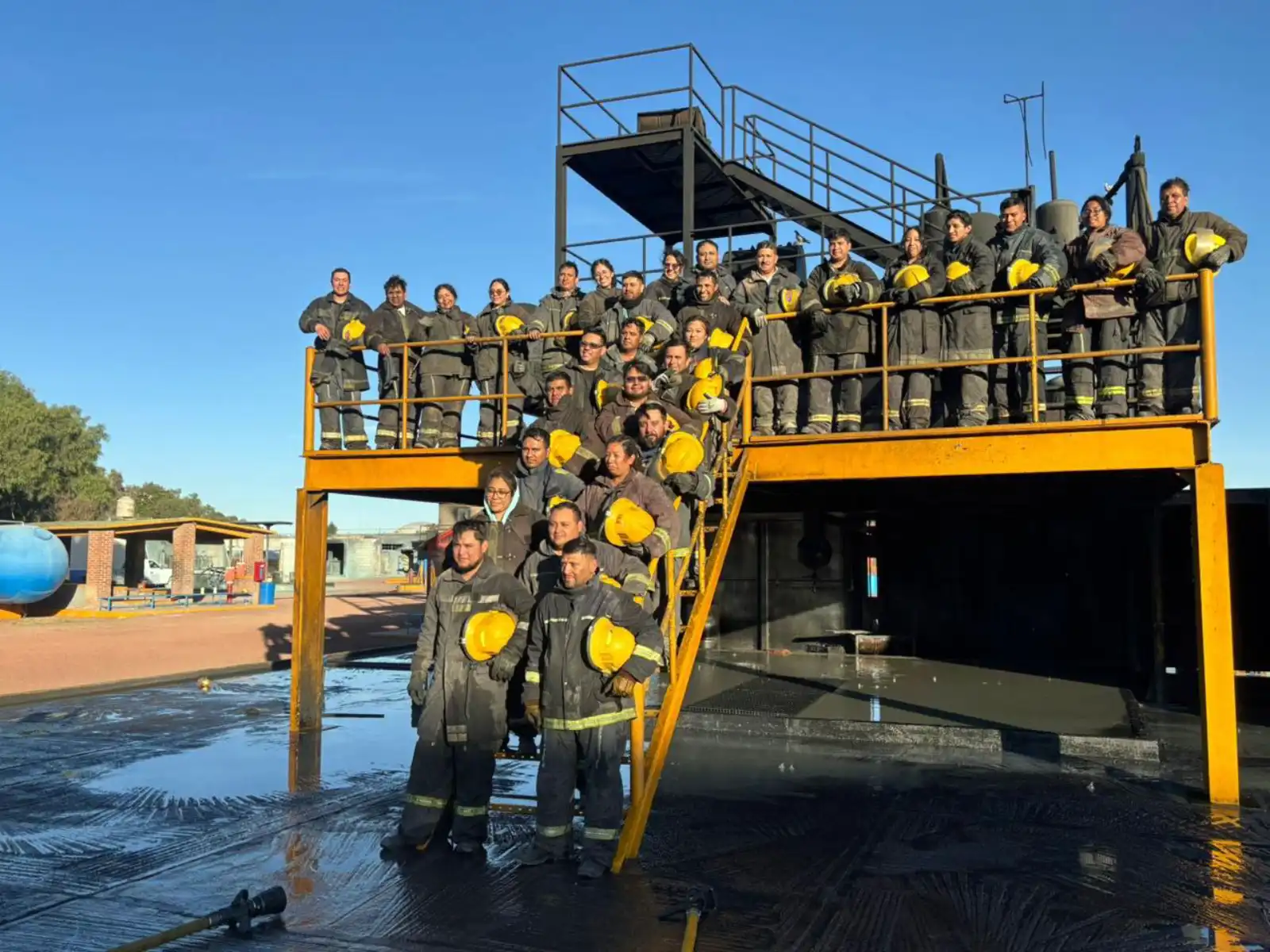 Brigadistas capacitados por ISDEI en campo de prácticas contra incendio