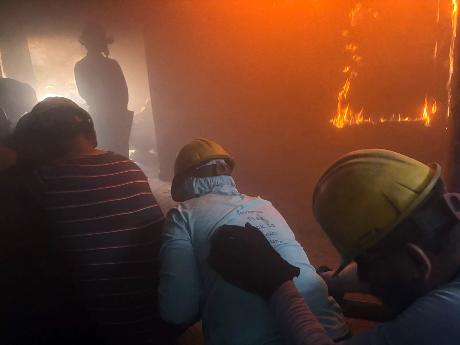 Brigadistas con equipo de protección en simulador de incendio