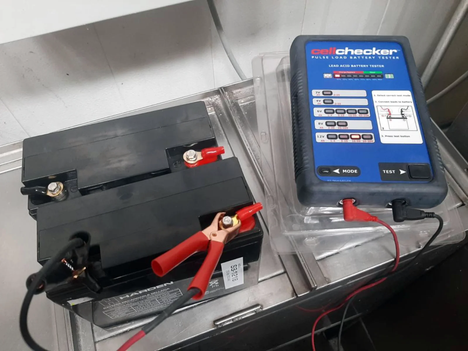 Prueba de batería de respaldo del panel de alarma contra incendios