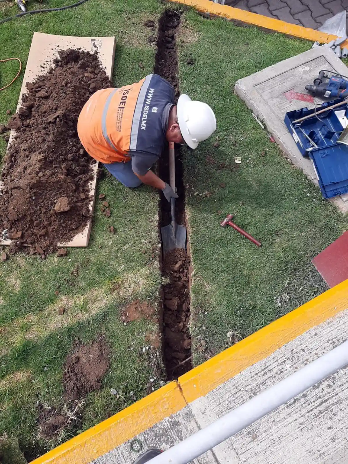 Obra civil para canalización subterránea de sistema de alarma contra incendios