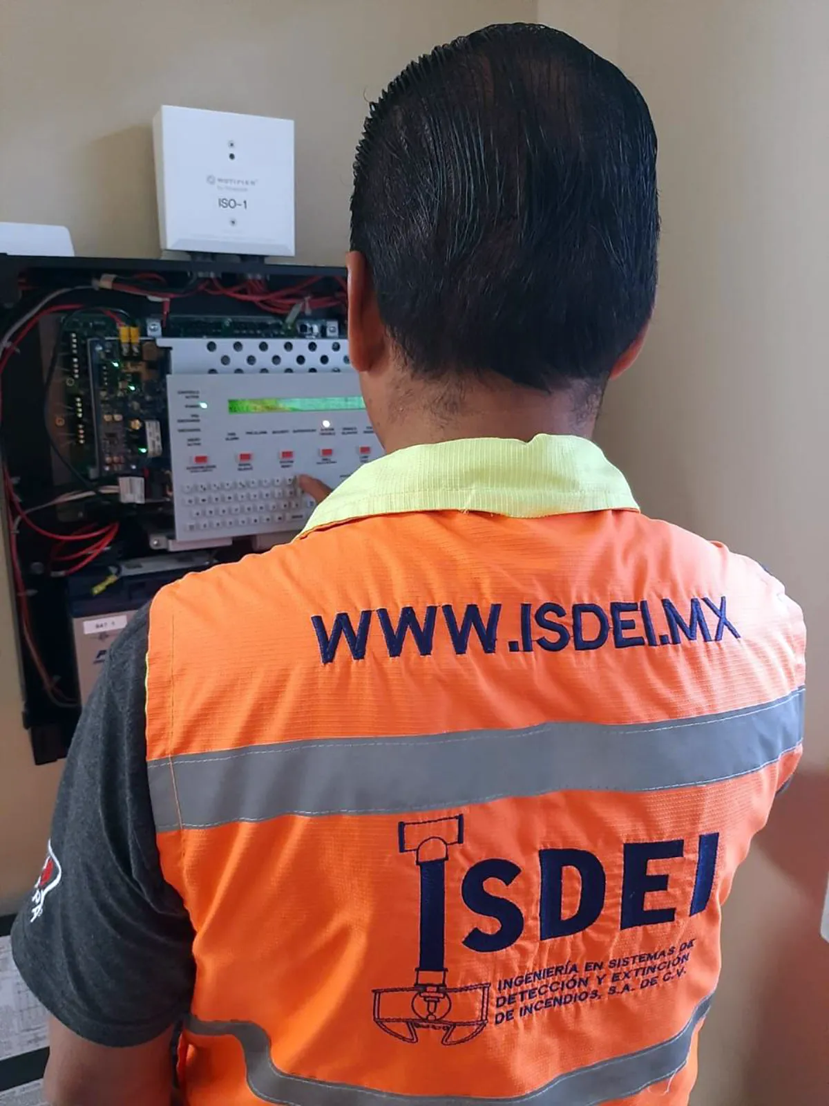 Técnico de ISDEI programando un panel de control de alarma contra incendios