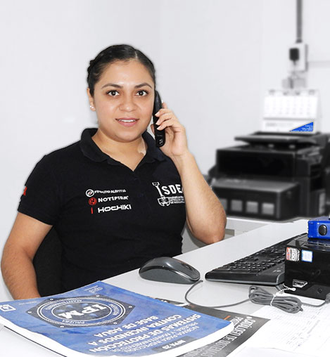 Asesora de ISDEI atendiendo a un cliente por teléfono