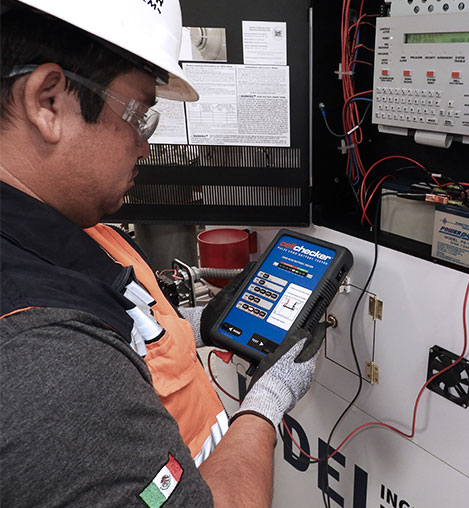 Técnico de ISDEI probando un panel de alarma contra incendios