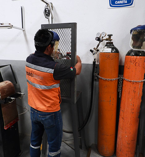 Técnico de ISDEI revisando cilindros para prueba hidrostática
