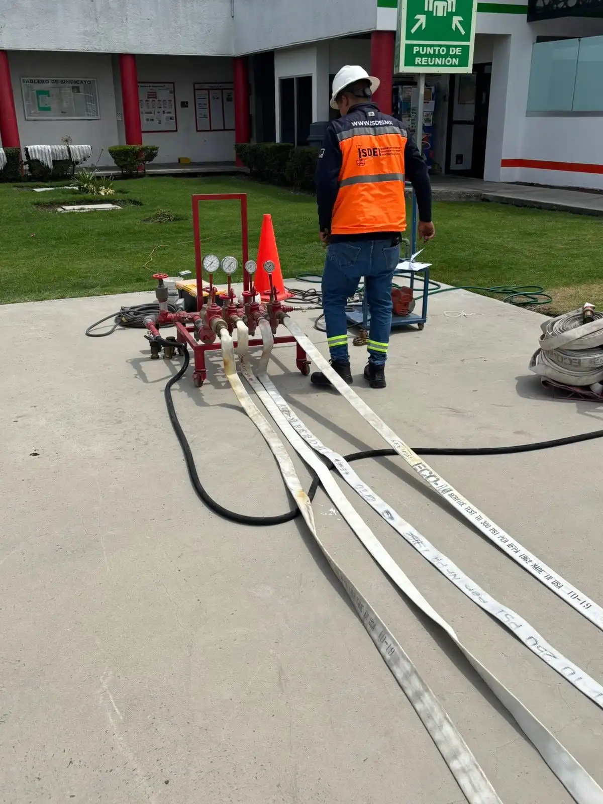 Técnico de ISDEI realizando prueba de flujo en red de hidrantes