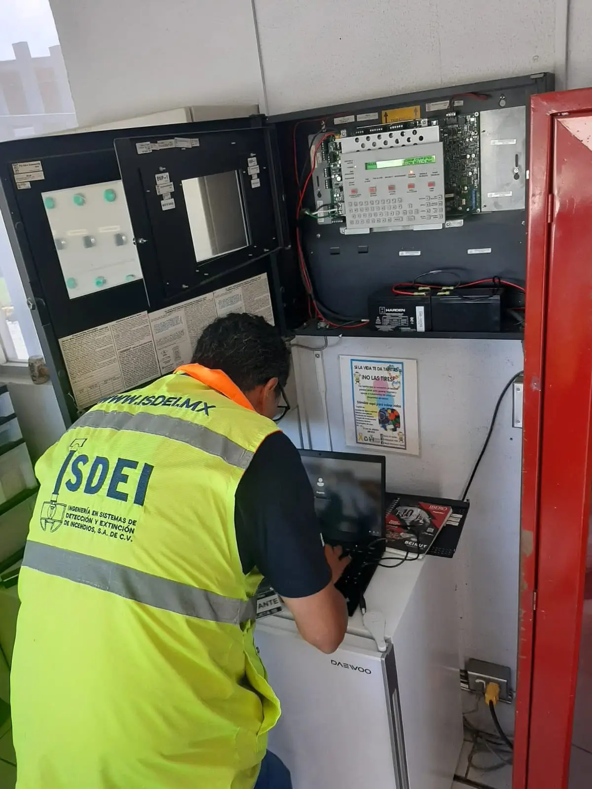 Técnico de ISDEI programando un panel de alarma contra incendios