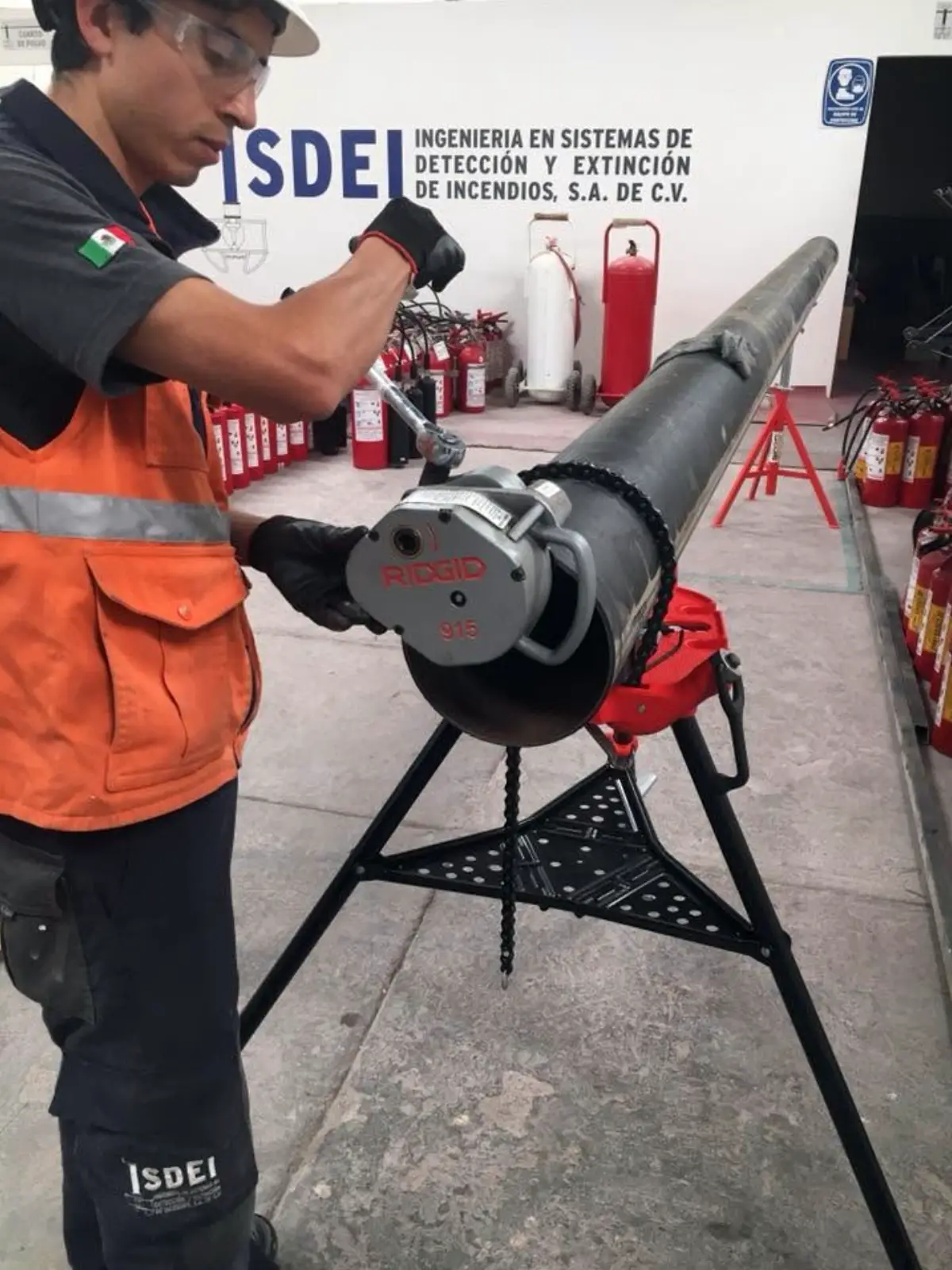 Técnico de ISDEI roscando tubería para sistema contra incendio