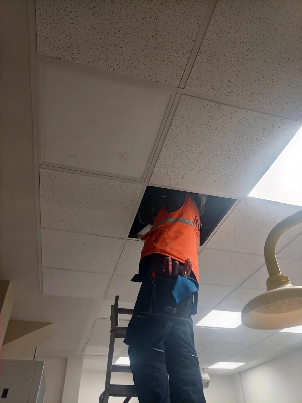 Técnico de ISDEI instalando tubería de supresión sobre plafón