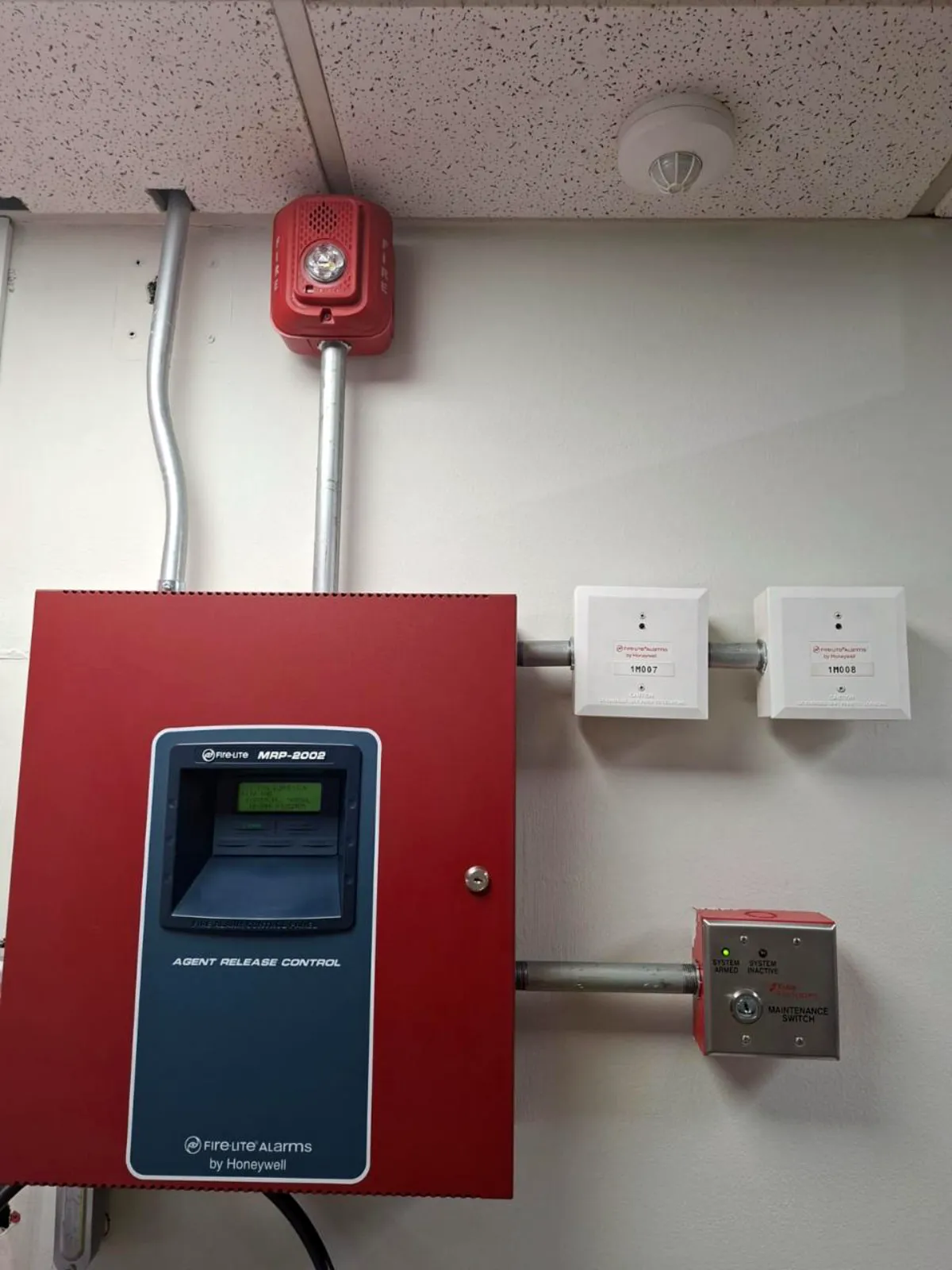 Panel de control de alarma contra incendios instalado por ISDEI